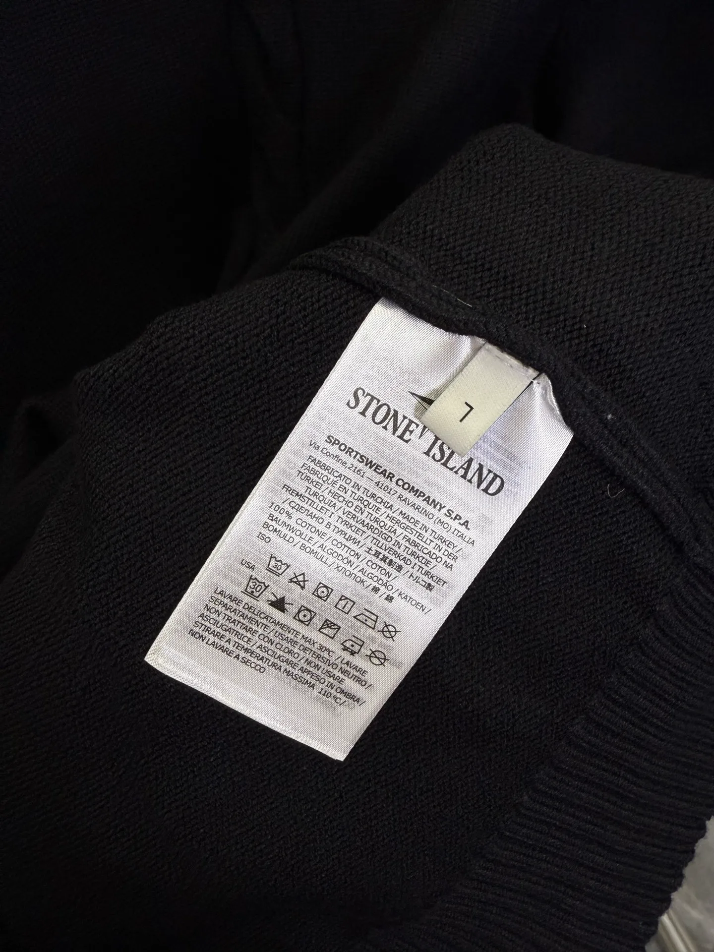 P400 💕Stone Island’s knitted sweater brings the workwear texture to become the most recognizable on the street. On the “hidden luxury track” of trendy brands, Stone Island’s black round-neck knitted sweater is the winner of both “function and style”.  It uses solid knitting technology to create a neat silhouette. The low-key cross logo on the chest and the three-dimensional texture details on the sleeves are Stone Island's fashionable and luxurious codes engraved in the DNA. The pure black model hides a hard-core texture in simplicity; the classic round neck is suitable for all styles, making it a "style all-rounder" in the wardrobe.  As an ingenious work of an Italian fashionable luxury brand, its knitted texture is crisp and tough. The upper body has a strong aura of workwear style and a comfortable feel for daily wear. Whether you wear it with overalls for a functional trend, or with jeans for a dark look, you can easily wear it with a high-end feel that is instantly recognizable to fashion industry veterans.  This autumn and winter, let it become the "Black Knight Badge" in your wardrobe and unlock the daily functional aesthetics of Stone Island~